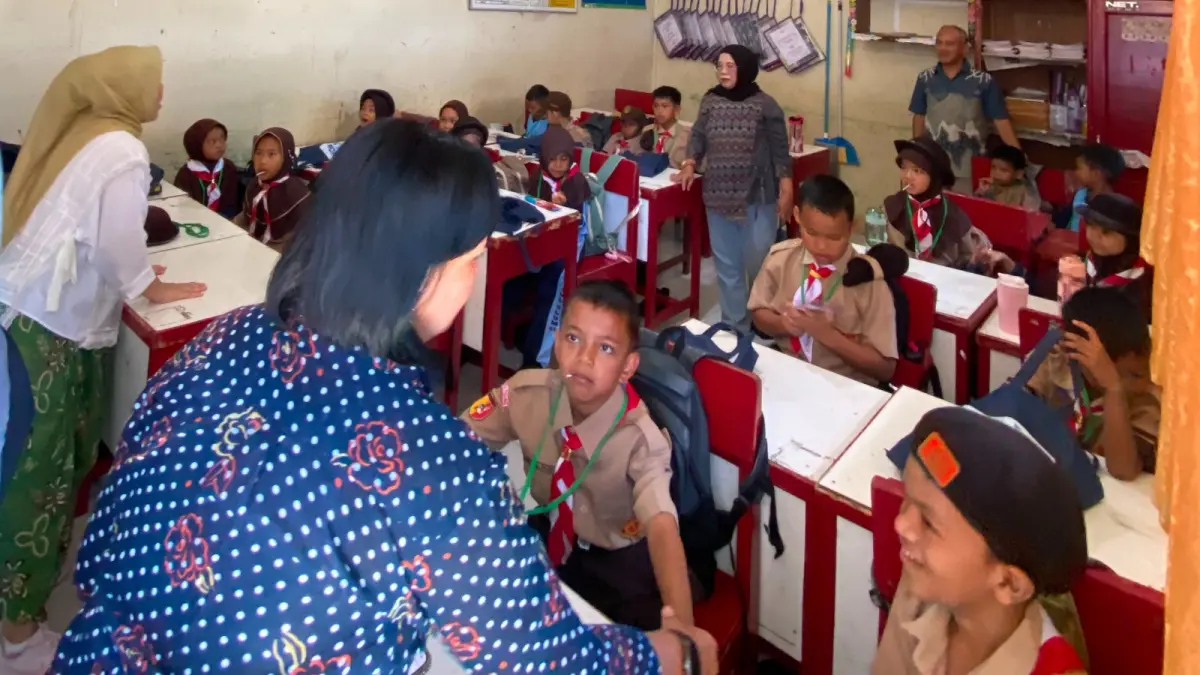 Siswa SD Bustanul Ulum Semen Padang mengikuti kegiatan trauma healing bersama akademisi ASPIKOM CARE 2026 dengan suasana ceria di ruang kelas, menggambarkan pemulihan psikologis anak pascabanjir bandang Batu Busuk.