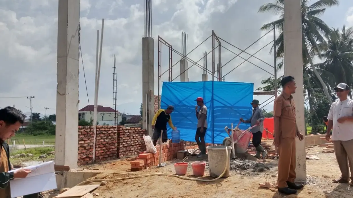 Tim Bidang Penataan Ruang dan Pertanahan Dinas PUPR Kota Solok melakukan pengawasan pembangunan Jalan Pulai di Kelurahan Simpang Rumbio, Senin (27/7/2026), untuk memastikan proyek sesuai RTRW dan ketentuan perizinan.