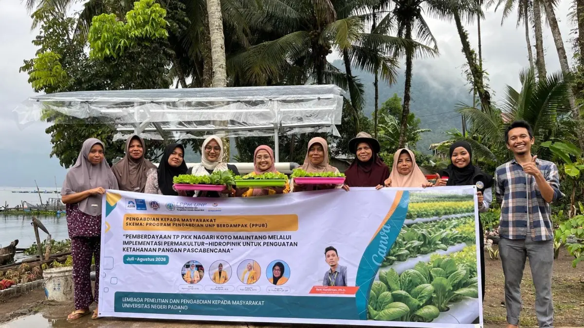 Tim PKM Departemen Biologi UNP bersama ibu-ibu Dasawisma Nagari Koto Malintang usai pemasangan instalasi hidroponik untuk mendukung ketahanan pangan rumah tangga pascabencana di Kecamatan Tanjung Raya, Agam. (UNP FOR PADEK)