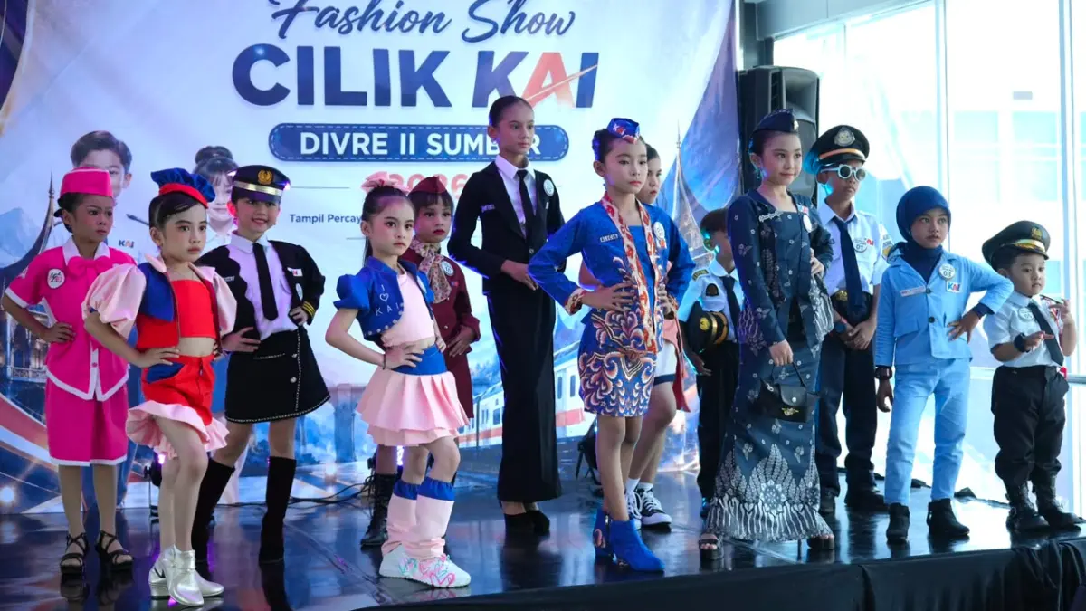 Puluhan peserta mengikuti Fashion Show Cilik yang digelar PT Kereta Api Indonesia (Persero) Divisi Regional II Sumatera Barat di Sky Bridge Stasiun Bandara Internasional Minangkabau, Rabu (29/7/2026), sebagai upaya menghadirkan pengalaman perjalanan yang ramah keluarga.