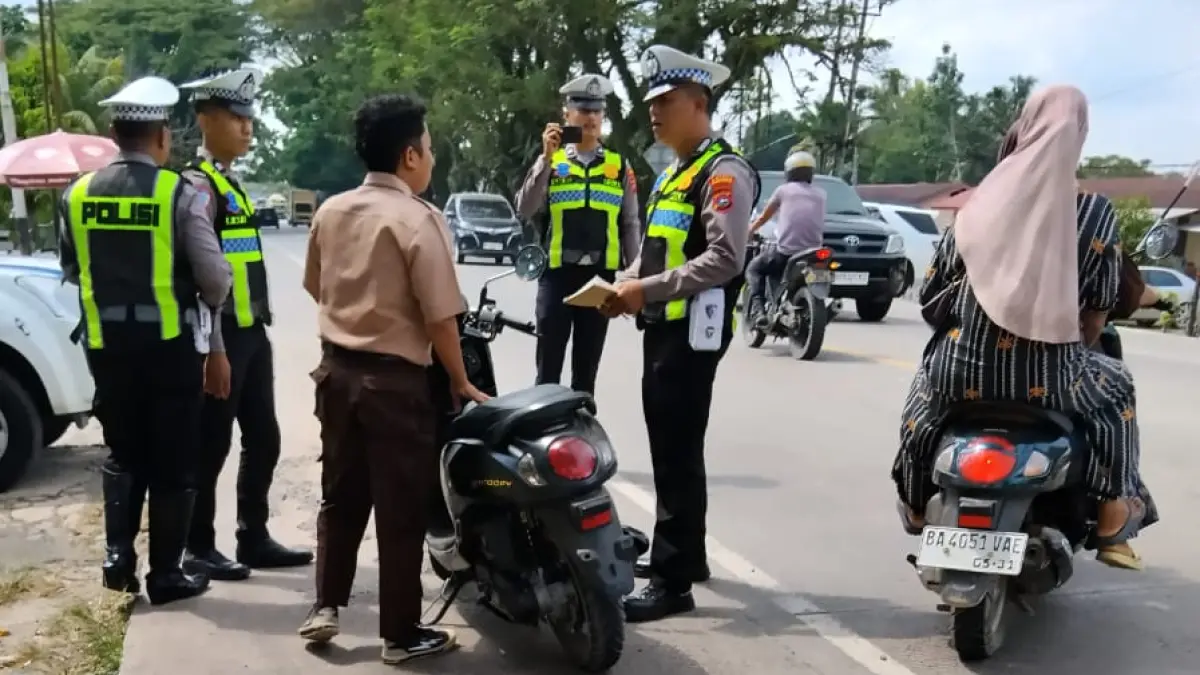 Kanit Patroli Satlantas Polres Dharmasraya, Ipda Joni Latupadison, memimpin patroli hunting system yang memberikan teguran kepada 32 pengendara sepeda motor di Kabupaten Dharmasraya, Rabu (29/7/2026).