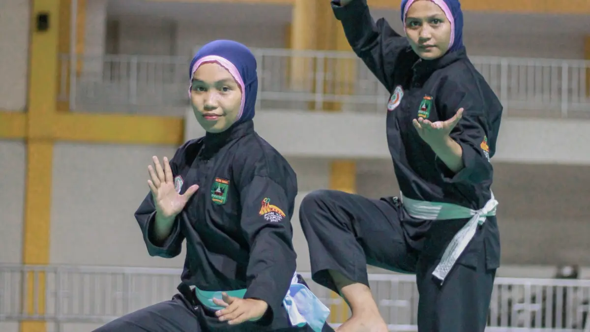 Karyawan Semen Padang Group, Yolla Cynthiana (kiri), yang akan tampil mewakili Indonesia pada Hanoi International Martial Arts Festival 2026 yang akan berlangsung pada 7–9 Agustus 2026 di Hanoi, Vietnam.