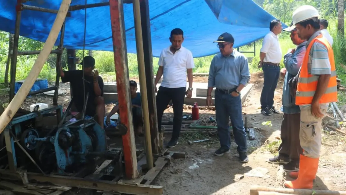 Kepala Disperkim Kota Padang Tri Hadiyanto meninjau pembangunan infrastruktur pendukung Huntap Mandiri Batu Busuak, Rabu (29/7/2026).(Foto: Diskominfo)