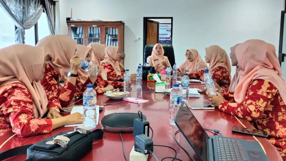 Ketua DWP Kota Pariaman Ny. Nen Afrizal Azhar memimpin rapat kerja usai mengikuti Sosialisasi Optimalisasi E-Reporting DWP Pusat secara daring untuk membahas program kerja bidang pendidikan, ekonomi, dan sosial.