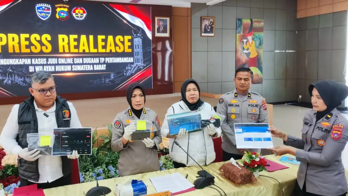 Direktur Reserse Kriminal Khusus Polda Sumbar Kombes Pol Andry Kurniawan didampingi Kabid Humas Polda Sumbar Kombes Pol Susmelawati Rosya memaparkan pengungkapan kasus promosi judi online dalam konferensi pers di Mapolda Sumbar, Padang, Rabu (29/7/2026). (Randi Z/Padeks)