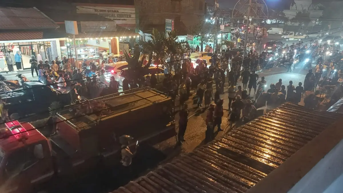 Petugas Dinas Pemadam Kebakaran Kota Padang memadamkan api yang menghanguskan Bofet Kang Bur di Jalan Dr. Sutomo, Kelurahan Simpang Haru, Kecamatan Padang Timur, Rabu (29/7/2026) malam. 