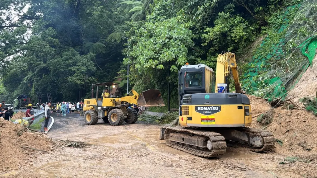 Petugas membersihkan material tanah yang menutup sebagian ruas Jalan Padang-Bukittinggi di KM 61.800, Kecamatan 2 X 11 Kayutanam, Kabupaten Padangpariaman, setelah terjadi longsor Rabu (29/7/2026). 