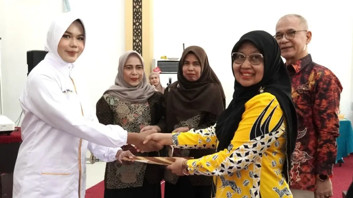 Prosesi pengucapan janji dan pemasangan uniform bagi 58 mahasiswa Pendidikan Profesi Ners angkatan pertama di Aula FMIPA UNP, Selasa (28/7/2026).(Foto: KKPS)