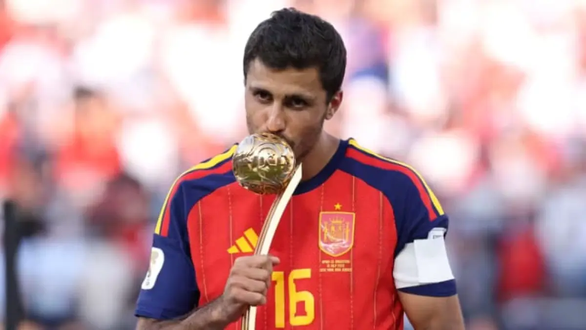 Rodri dinobatkan sebagai pemain terbaik Piala Dunia 2026 setelah mengantar Spanyol juara usai mengalahkan Argentina 1-0 di final. Kini, dia dikabarkan tengah dilirik raksasa Spanyol, Real Madrid. (Foto: fifa.com)