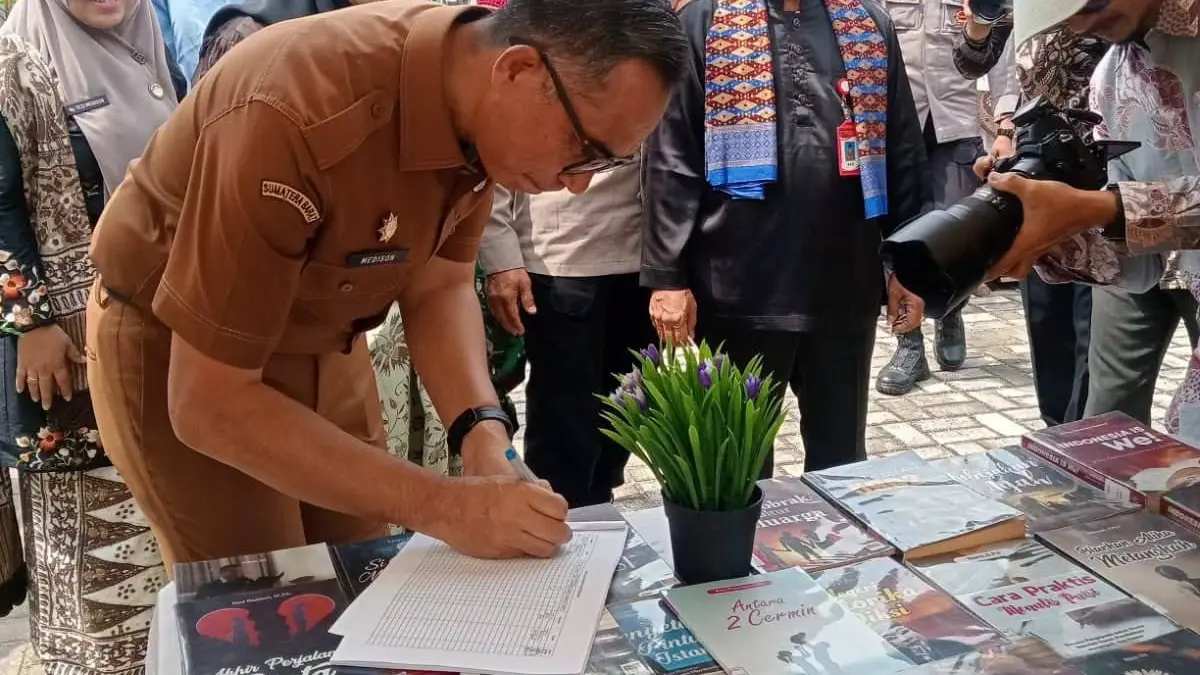 Sekretaris Daerah Kabupaten Dharmasraya, Medison, membuka Festival Literasi Kabupaten Dharmasraya 2026 di Gedung Layanan Perpustakaan Umum Daerah, Koto Padang, Selasa (28/7/2026).