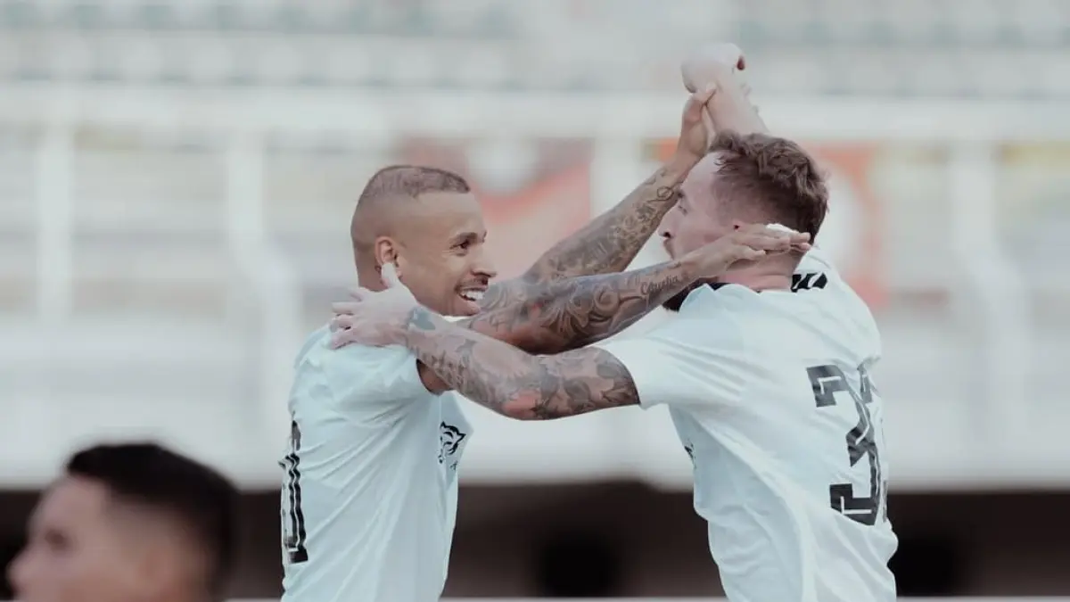 Stjepan Lončar (kanan) tampil gemilang membawa Persija Jakarta bermain imbang 2-2 melawan Port FC pada laga Piala Presiden 2026 lewat satu gol dan satu assist di Stadion Gelora Bung Tomo, Surabaya.(Foto: Instagram @persija)
