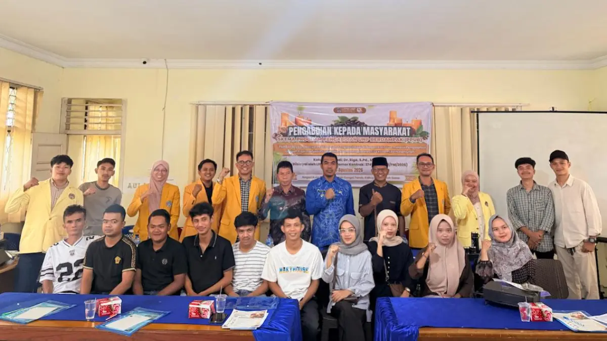 Tim Pengabdian Universitas Negeri Padang mendampingi peserta mempraktikkan pembuatan lilin aromaterapi berbahan limbah kopi dalam Program Pengabdian UNP Berdampak di Nagari Koto Tuo, Kecamatan Sungai Tarab, Kabupaten Tanahdatar.