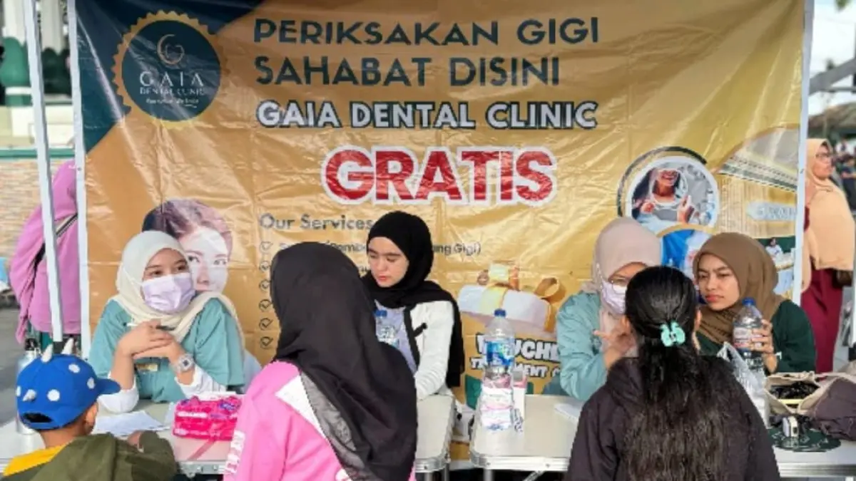Warga Bukittinggi mengikuti pemeriksaan gigi gratis dan konsultasi kesehatan bersama tim dokter GAIA Dental Clinic di Lapangan Kantin Bukittinggi. (Foto: Corcom)