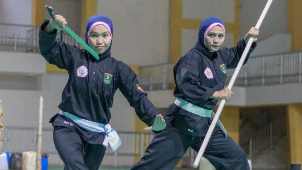Yolla Cynthiana (kiri) ditetapkan sebagai delegasi Indonesia bersama Ochi Ramadhani (kanan) untuk tampil pada Hanoi International Martial Arts Festival 2026 di Vietnam berdasarkan surat Pengprov IPSI Sumatera Barat yang mengacu pada Surat PB IPSI. 