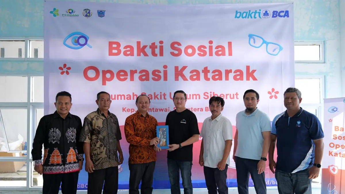 Perwakilan Bakti BCA bersama SPBK PERDAMI dan Pemerintah Kabupaten Kepulauan Mentawai berfoto usai pembukaan bakti sosial operasi katarak di RSUD Siberut, Mentawai. Program ini memberikan layanan operasi katarak gratis kepada 107 warga untuk membantu memulihkan penglihatan dan meningkatkan kualitas hidup. (IST)