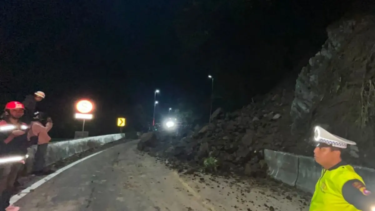 Bencana longsor material batu dan tanah menutup badan jalan di Kilometer (KM) 66.300 kawasan Lembah Anai, sehingga kendaraan dari kedua arah tidak dapat melintas.(Foto: Satlantas Polres Padangpanjang)