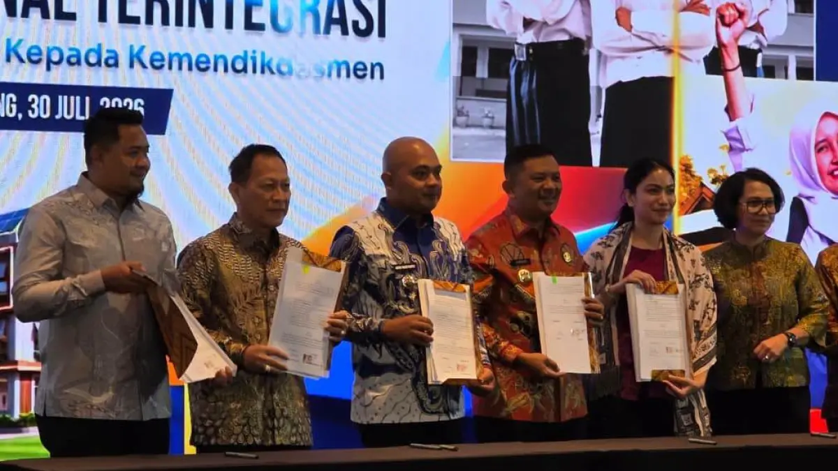 Bupati Dharmasraya Annisa Suci Ramadhani menandatangani NPHD pembangunan Sekolah Nasional Terintegrasi bersama Sekjen Kemendikdasmen Suharti di Jakarta, Kamis (30/7/2026).