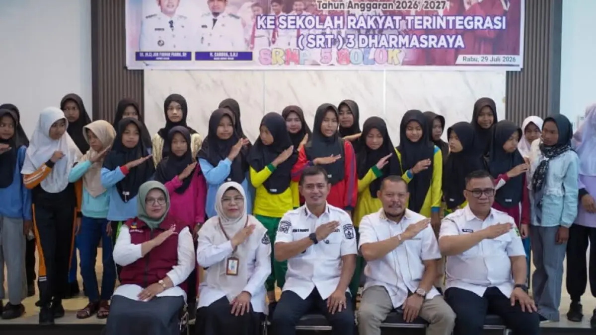 Bupati Solok Jon Firman Pandu melepas 61 peserta didik SRMP 5 Solok untuk mengikuti pendidikan di Sekolah Rakyat Terintegrasi (SRT) 3 Dharmasraya. 