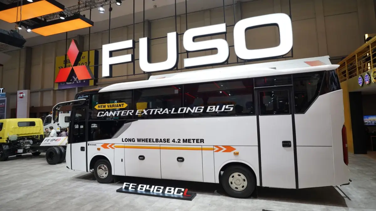 Mitsubishi Fuso menampilkan Canter Extra Long Bus dan sejumlah kendaraan niaga lainnya di booth GIIAS 2026, Hall 1 Booth 1A, ICE BSD, Tangerang Selatan.