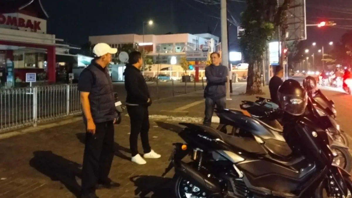 Personel Timsus Charlie Polresta Padang mengamankan sepeda motor berknalpot brong tanpa pelat nomor saat patroli KRYD, Kamis (30/7/2026) dini hari. (Polda Sumbar)