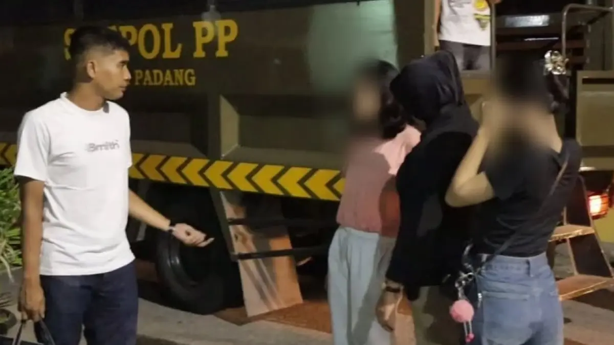 Teks foto: Personel Satpol PP Kota Padang mengamankan perempuan dalam patroli dini hari di sejumlah titik Kota Padang, Kamis (30/7/2026). (Humas Satpol PP Padang)