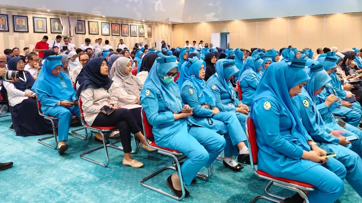 Tenakes mendengarkan beberapa kata sambutan dari pejabat pada kegiatan Proctorship Kasus Kardiovaskular Pediatrik di RSUP Dr. M. Djamil Padang, Kamis (30/7/2026).