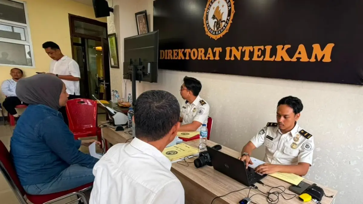Tim Kantor Imigrasi Kelas I TPI Padang melaksanakan layanan Eazy Paspor bagi personel dan keluarga Ditintelkam Polda Sumbar di Kota Padang, Rabu (29/7/2026).