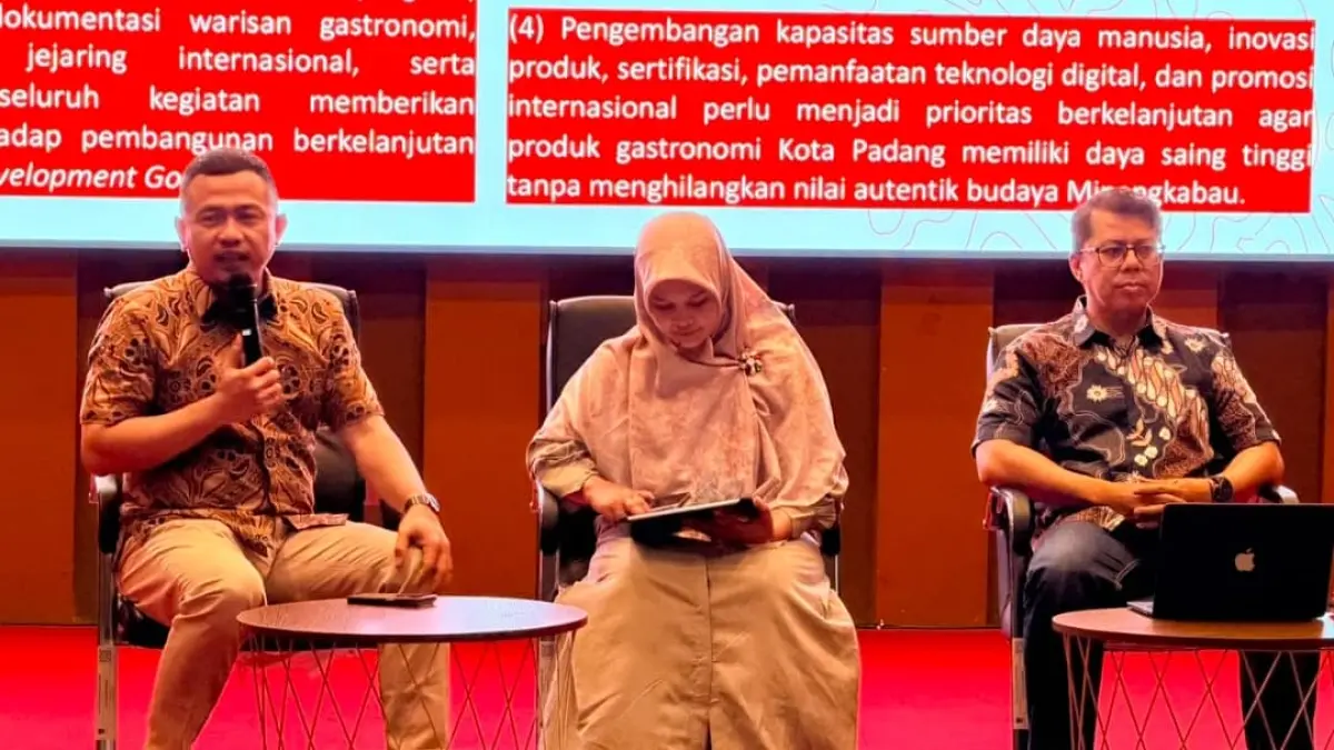 Tim penyusun Roadmap Gastronomi Kota Padang diketuai oleh Dr. Haris Satria, M.Sn. (kiri) dengan anggota Prof. Dr. Abna Hidayat (tengah), Okki Trinanda, S.E., M.M. (Foto: KKPS)