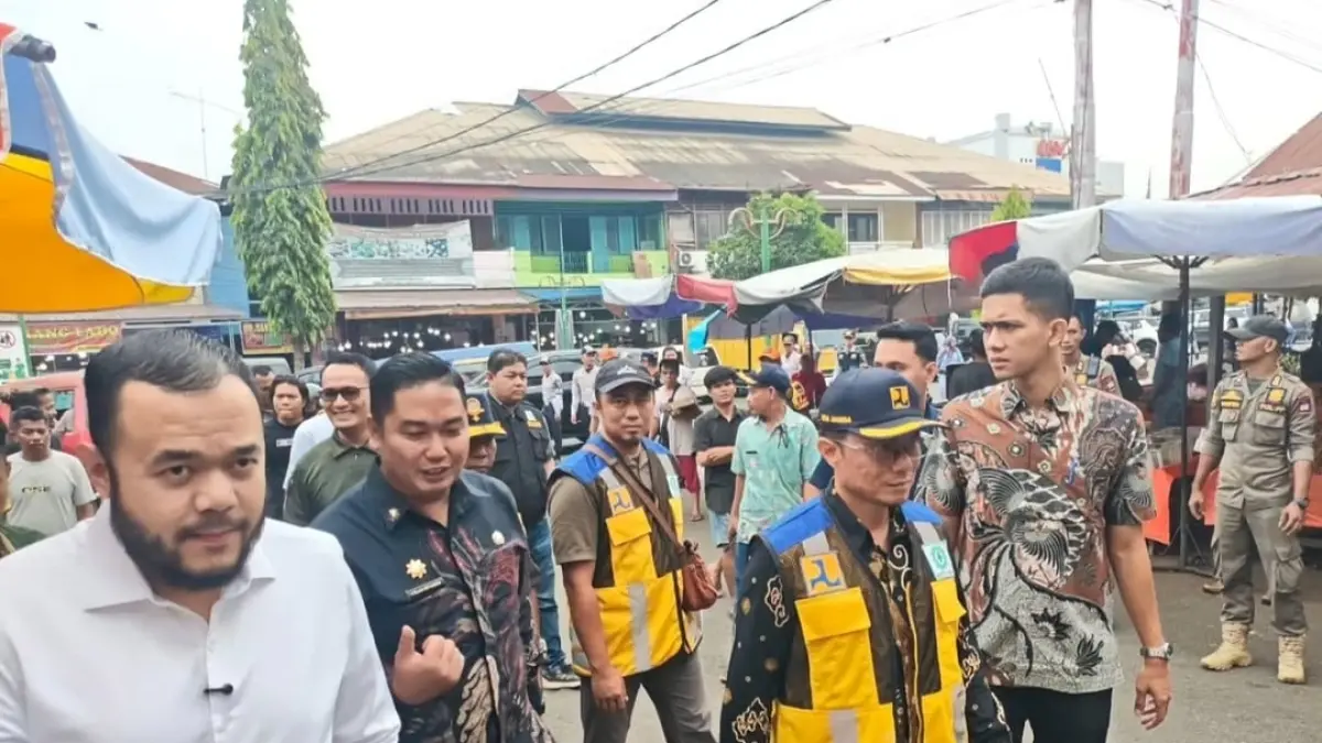 Wali Kota Padang Fadly Amran didampingi Kasat Pol PP Kota Padang Chandra Eka Putra meninjau progres pekerjaan Rehabilitasi Basement Blok 2 dan Blok 3 Pasar Raya Padang, Kamis (30/7/2026). (Foto: Humas Satpol PP Padang)