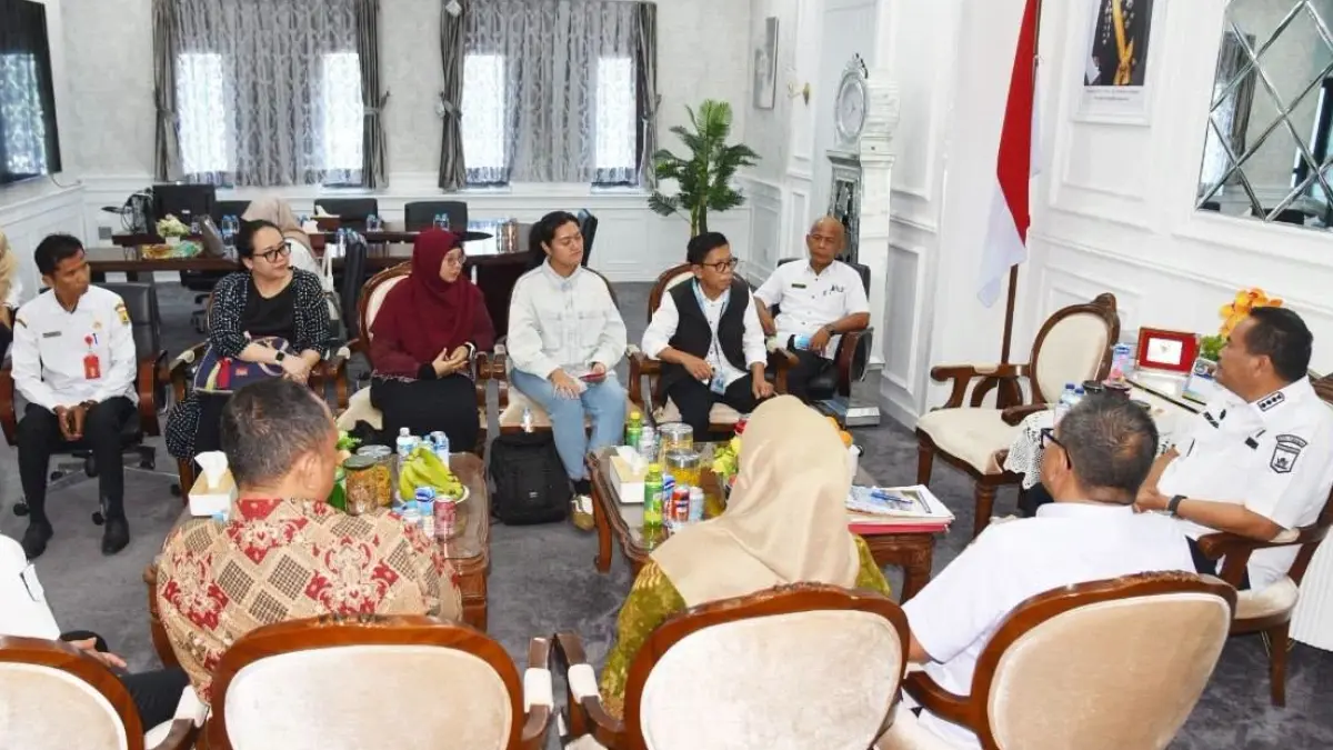 Wali Kota Pariaman Yota Balad menerima kunjungan tim Kementerian Ekonomi Kreatif untuk membahas pelaksanaan program trauma healing pascabencana melalui seni di Balaikota Pariaman, Rabu (29/7/2026).