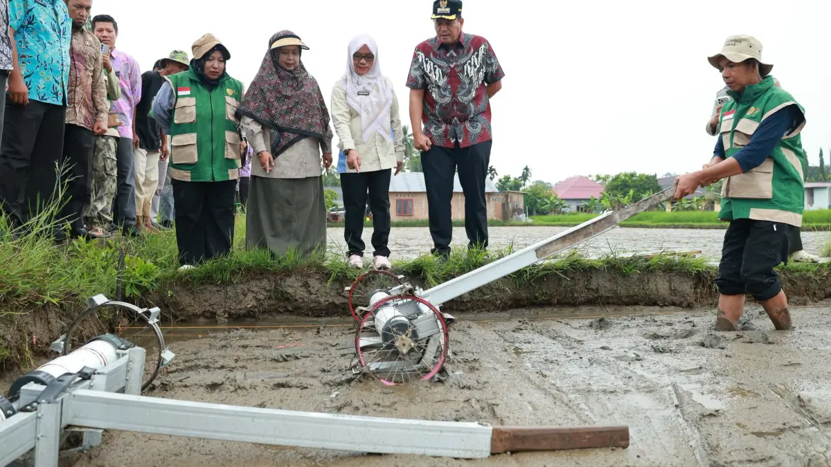 Wali Kota Pariaman Yota Balad menyaksikan tanam perdana menggunakan teknologi Pertanian Modern Advanced Agriculture System (PM-AAS) bersama Poktan Kito Samolah di Desa Sungai Pasak, Kamis (30/7/2026).