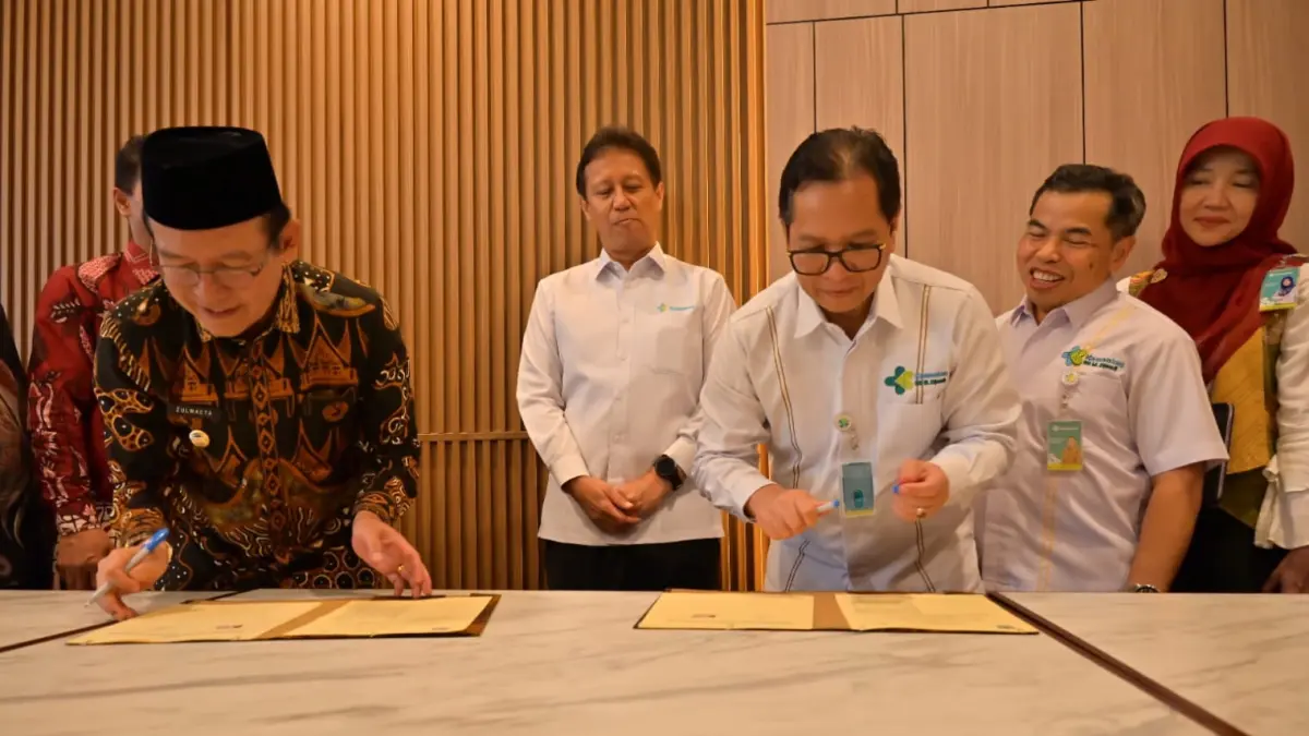 Wali Kota Payakumbuh Zulmaeta dan Direktur RSUP dr. M. Djamil Padang Dovy Djanas menandatangani kesepakatan kerja sama penguatan pengampuan tata kelola RSUD dr. Adnaan WD untuk meningkatkan mutu pelayanan kesehatan.