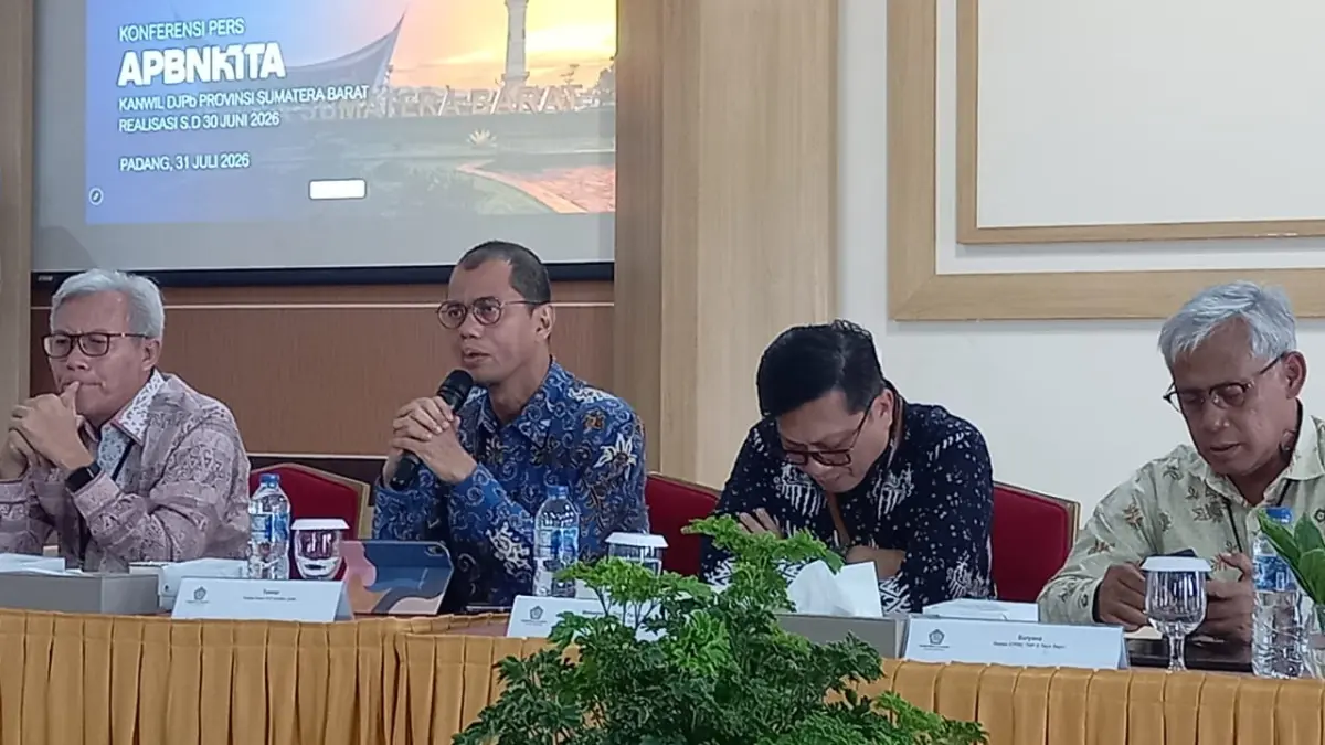 Kepala Kanwil DJP Sumbar Jambi Tarmizi, Kepala Kanwil DJPb Sumbar M Dody Fachrudin, Kepala Kanwil DJKN Riau, Sumbar dan Kepri Jose Arif Lukito (kiri), serta Kepala KPPBC TMP B Teluk Bayur Suryana (kanan), saat menyampaikan kinerja APBN Sumatera Barat hingga 30 Juni 2026.