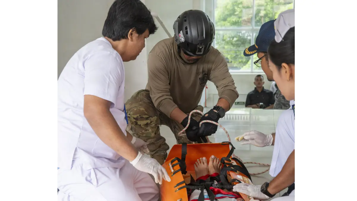 SIMULASI PENYELAMATAN: Personel TNI bersama tim Pacific Partnership 2026 dan tenaga kesehatan mempraktikkan evakuasi korban menggunakan tandu dalam pelatihan Urban Search and Rescue (USAR) pada rangkaian latihan manajemen bencana di Sibolga, Sumatera Utara.