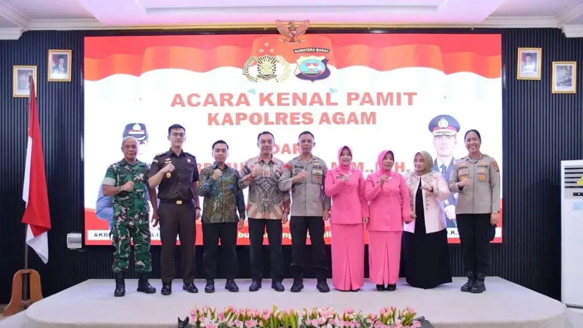 PISAH SAMBUT: Wakil Bupati Agam Muhammad Iqbal bersama unsur Forkopimda mengikuti acara kenal pamit Kapolres Agam di Aula Wibisono Polres Agam, Kamis (30/7). Pada kesempatan itu, AKBP Muari secara resmi menyerahkan tongkat komando Polres Agam kepada AKBP Masnoni sebagai Kapolres Agam yang baru. (PUTRA/PADEK)