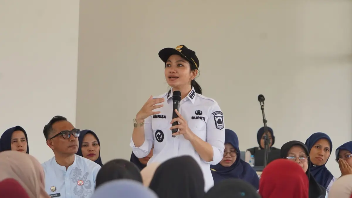Bupati Dharmasraya Annisa Suci Ramadhani saat menyampaikan sambutan pada MPLS SRT 3 Dharmasraya yang diikuti 390 siswa, Jumat (31/7/2026).