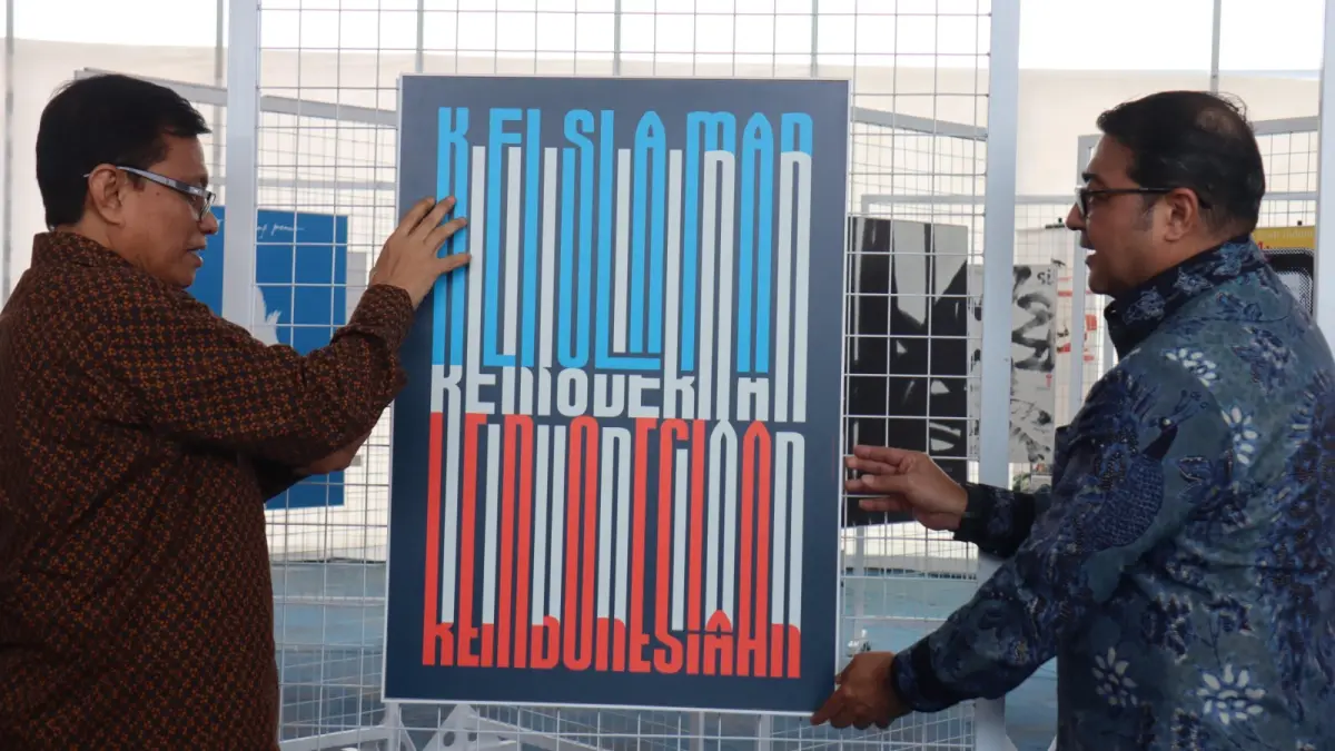 Menteri Ekonomi Kreatif Republik Indonesia Teuku Riefky Harsya bersama Rektor Universitas Paramadina Prof. Didik J. Rachbini saat meresmikan pameran Re: Rasa International Poster Biennale 2026 di Jakarta, Jumat (31/7/2026).