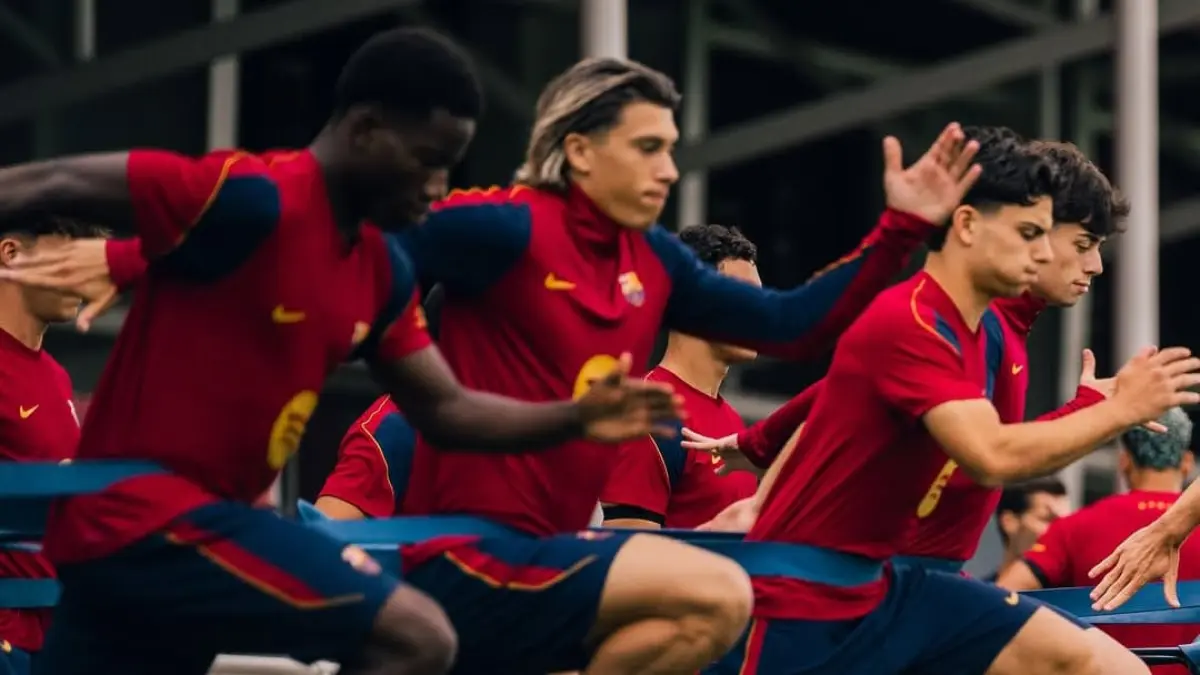 Pemain Barcelona menjalani sesi latihan jelang laga pramusim melawan Birmingham City pada tur pramusim 2026/2027 di bawah arahan Hansi Flick.(Foto: Instagram @fcbarcelona)