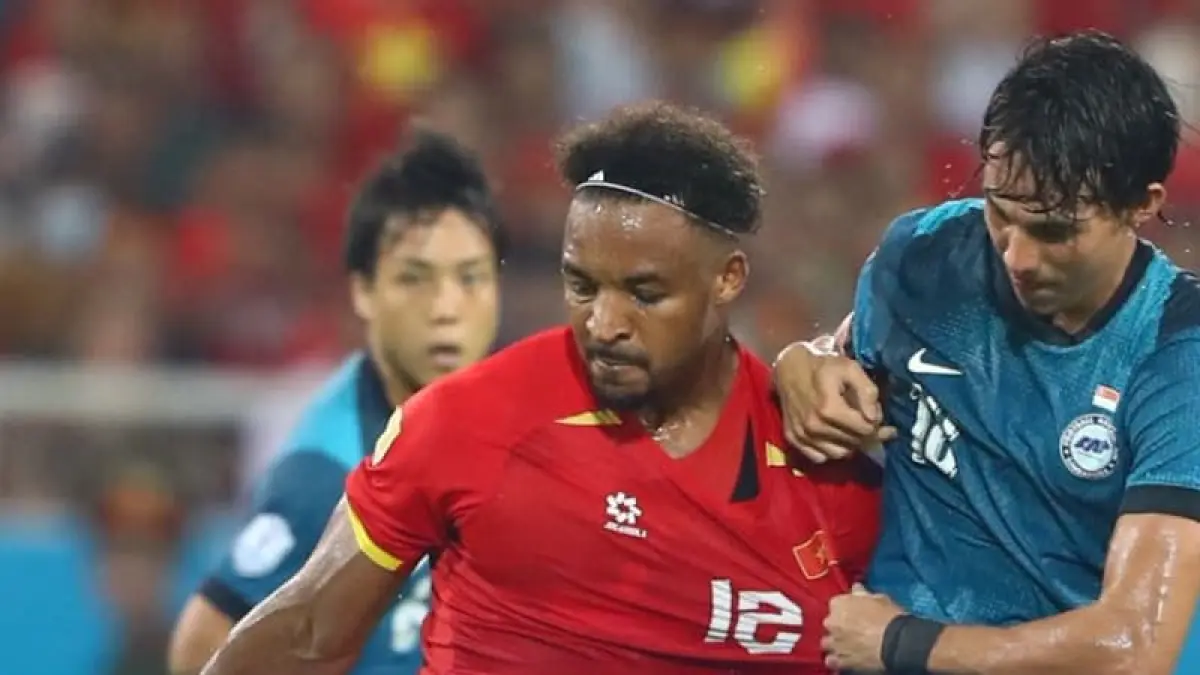 Pemain Vietnam dan Singapura berebut bola pada laga Grup A ASEAN Hyundai Cup 2026 yang berakhir imbang 0-0.(Foto: X @aseanutdfc)