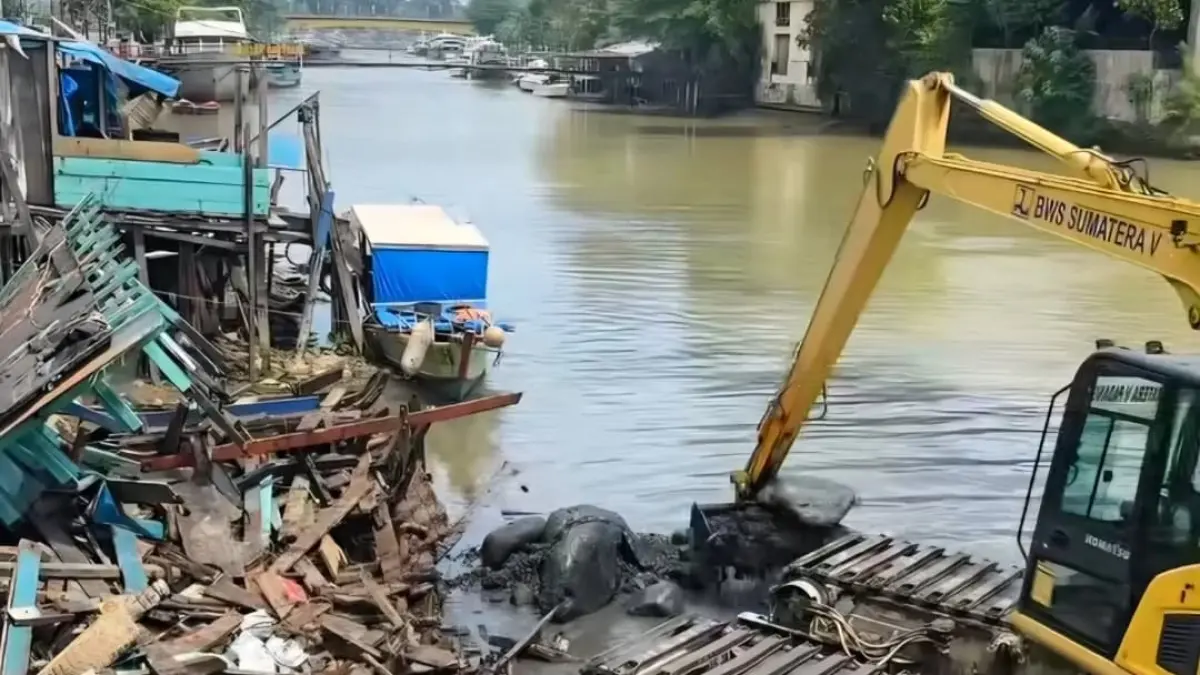 Pembongkaran bangkai kapal di Sungai Batang Arau untuk mendukung kelancaran Selaju Sampan pada Hari Jadi Kota Padang ke-357.(Foto: Diskominfo)