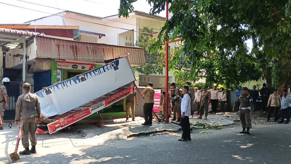 Personel Satpol PP Kota Padang menertibkan bangunan yang memanfaatkan trotoar di Jalan Teduh, Jati Baru, Padang Timur, Jumat (31/7/2026).