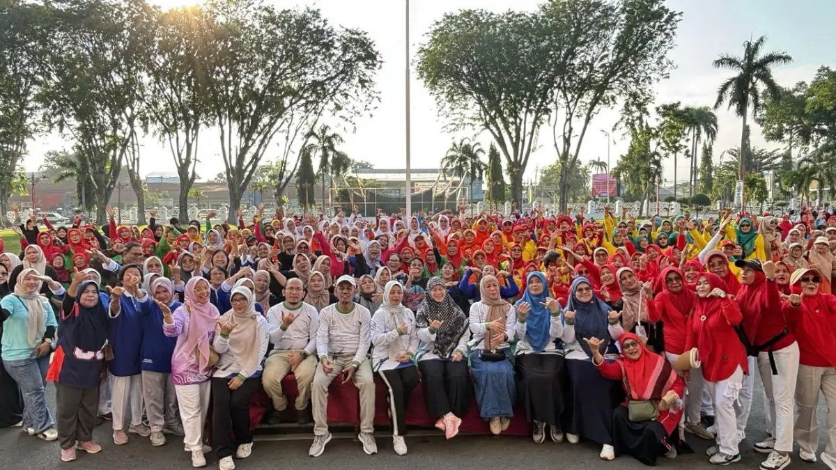 Peserta Prolanis foto bersama usai mengikuti Senam Gerak Sehat Prolanis dalam kegiatan yang digelar BPJS Kesehatan Padang di Halaman Kantor Gubernur Sumatera Barat, Jumat pagi (31/7/2026).