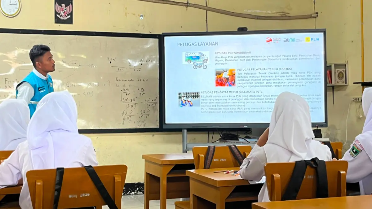 PLN ULP Lubuk Basung memberikan edukasi keselamatan ketenagalistrikan kepada guru dan siswa SMA Negeri 1 Lubuk Basung, Kabupaten Agam.