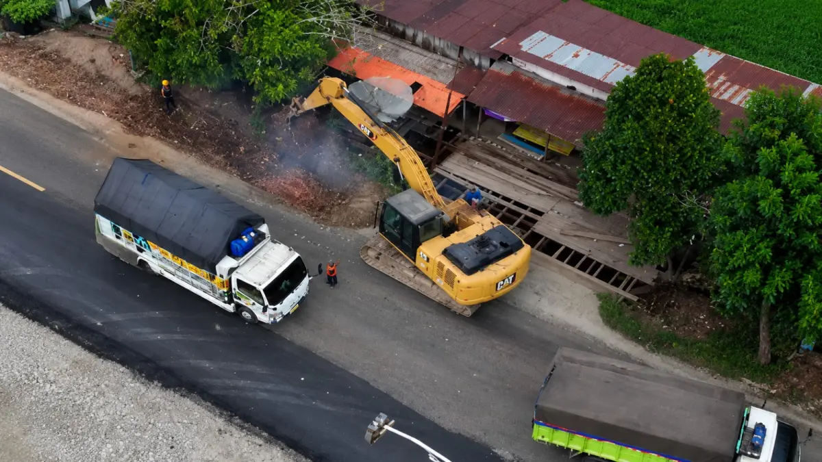 Rehabilitasi 30 km jalan nasional Dharmasraya senilai Rp165 miliar mencakup rigid beton, pengaspalan ulang, dan patching.