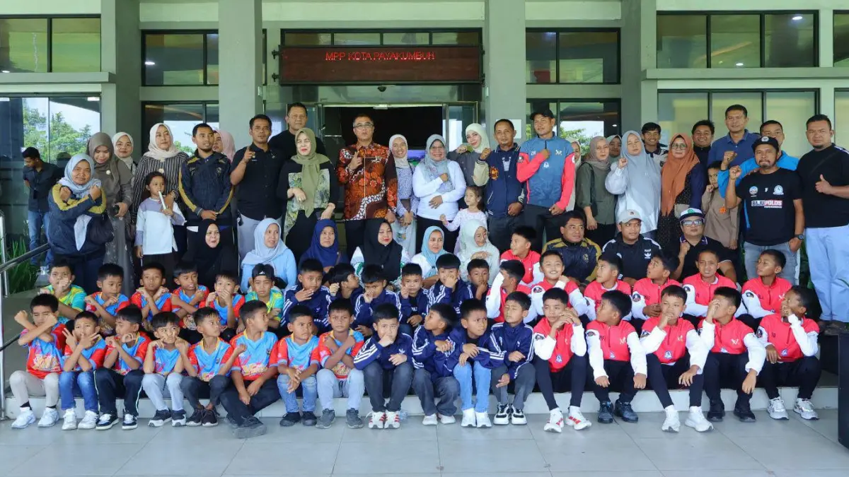 Sekda Payakumbuh Rida Ananda melepas 51 pemain dan ofisial yang akan mengikuti Liga TopScore Nasional U-10 dan U-12 di Bogor, Jumat (31/7/2026).