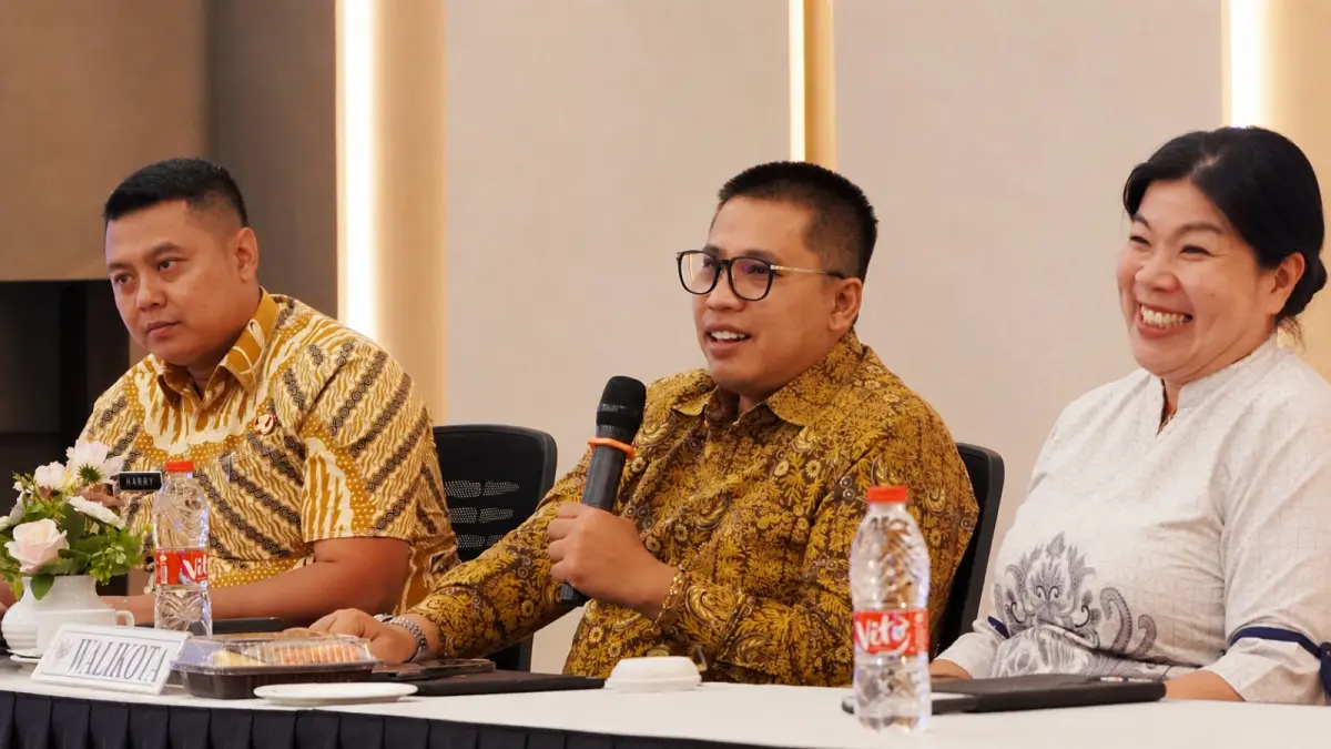 Wali Kota Padangpanjang Hendri Arnis. dan Kepala Dinas Kesehatan Kota Padangpanjang dr. Sonya Themiarto (kanan).