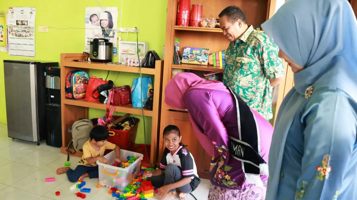 Wali Kota Pariaman Yota Balad bersama Bunda PAUD Ny. Yosneli Balad meresmikan TPA Bunda PAUD di Balai Kota Pariaman, Jumat (31/7/2026).