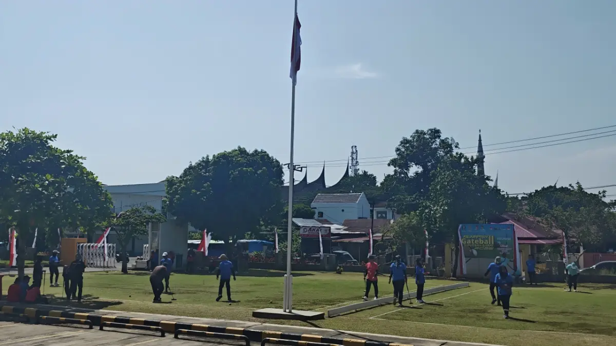 Atlet mengikuti Kejurprov Gateball Sumbar 2026 di halaman Kantor BMCKTR Sumbar, Padang, 31 Juli 2026.