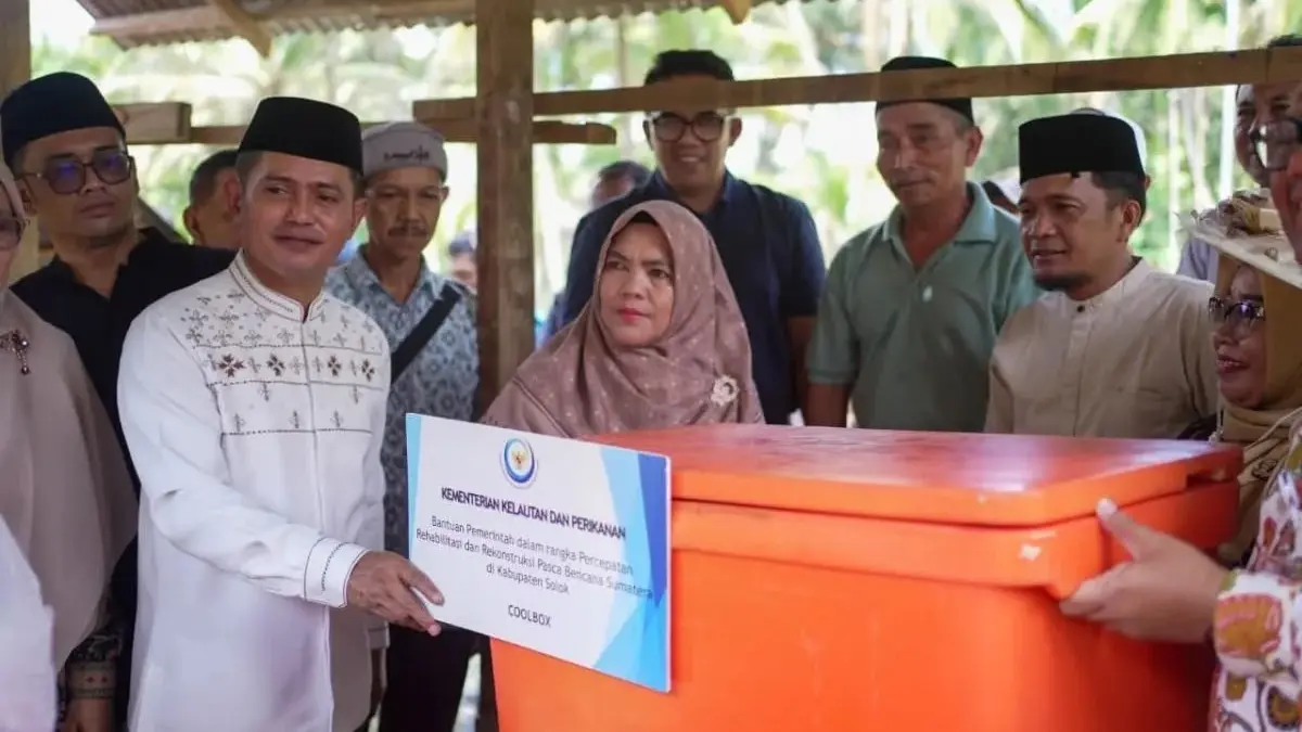 Bupati Jon Firman Pandu serahkan bantuan dari KKP berupa 120 ribu benih ikan, pakan, dan coolbox kepada kelompok pembudidaya di Nagari Koto Sani, Kabupaten Solok, untuk pemulihan usaha perikanan pascabencana.