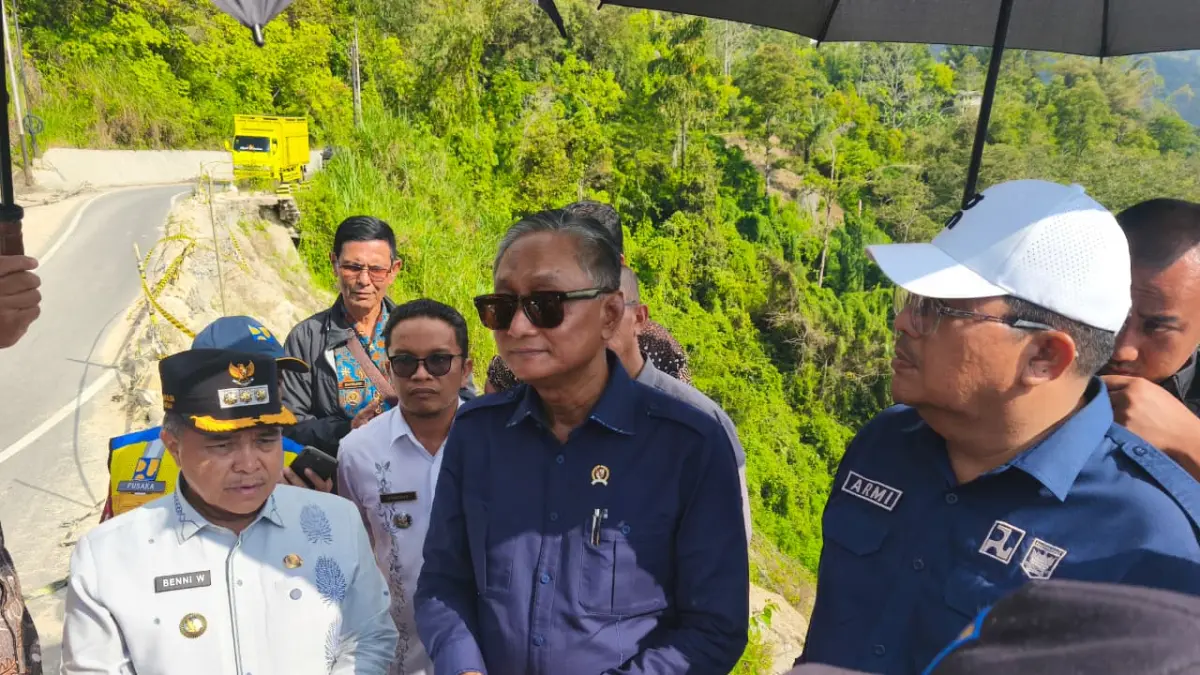 Menteri PU Dody Hanggodo meninjau kondisi Ruas Jalan Provinsi Manggopoh–Padang Luar atau Kelok 44 di Kabupaten Agam, Jumat (31/7/2026).